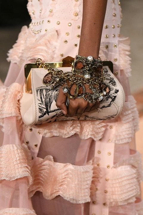 Những mẫu túi sành điệu cho mùa thu đông - 2
Alexander McQueen