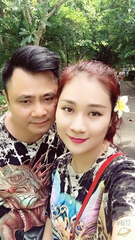 Tự Long làm thơ... xin lỗi vợ, Hà Hồ phủ nhận “cạch mặt” Mr Đàm - 2 Danh hài Tự Long bên cô vợ xinh xắn, trẻ đẹp