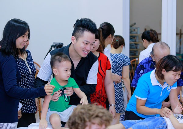 Ca sĩ Tùng Dương thăm và trao quà cho trẻ em tự kỷ - 1 Dịp 1/6 năm nay, Tùng Dương đến thăm và trao quà cho trẻ em tự kỷ.