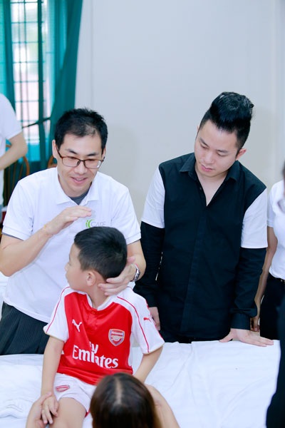Ca sĩ Tùng Dương thăm và trao quà cho trẻ em tự kỷ - 2 Ca sĩ Tùng Dương thăm và trao quà cho trẻ em tự kỷ - 2