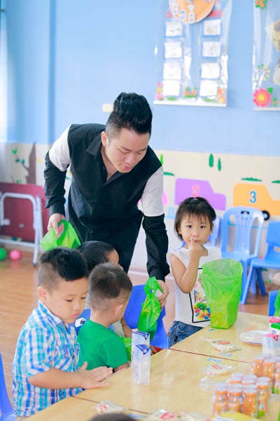 Ca sĩ Tùng Dương thăm và trao quà cho trẻ em tự kỷ - 6 Ca sĩ Tùng Dương thăm và trao quà cho trẻ em tự kỷ - 6