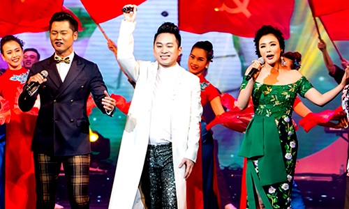 Những lần "muối mặt" vì trễ giờ của nghệ sĩ Việt - 3 Sau khi Quang Linh, Trọng Tấn, Hồ Quỳnh Hương, Thanh Thanh Hiền, Đức Tuấn hát đến cuối ca khúc Tùng Dương mới xuất hiện hòa giọng cùng các đồng nghiệp.