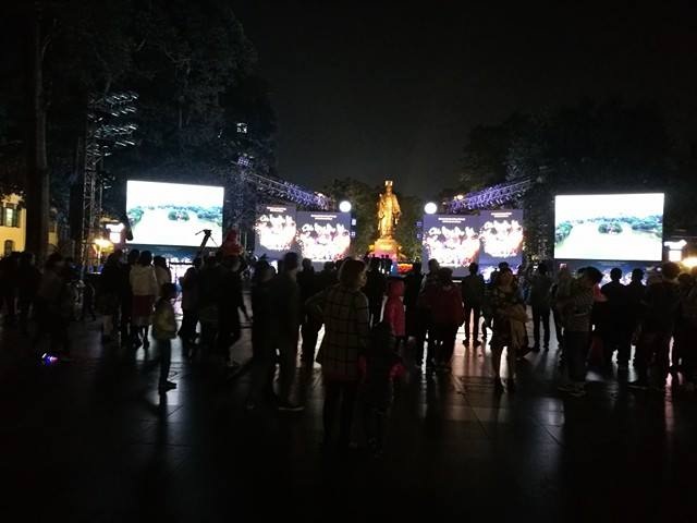 Người dân cả nước hân hoan trong phút giao thừa - 82
Khu vực tượng đài Lý Thái Tổ thu hút nhiều bạn trẻ