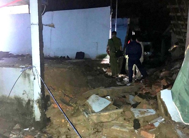 Tường cây xăng đổ sập vào nhà dân, một gia đình nhập viện - 2 Vị trí bức tường nhà kho cửa hàng xăng dầu Chợ Mai bị đổ sập
