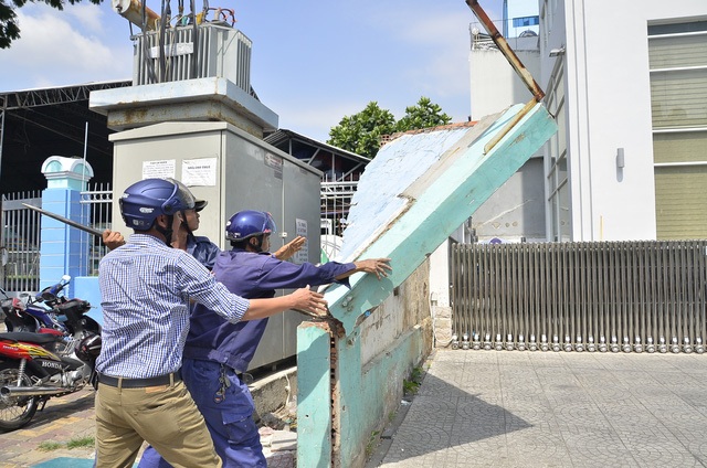 Trong “cuộc chiến” giữ lại vỉa hè, tuần qua lãnh đạo Quận 1 (TP HCM) đã cho phá dỡ cả trụ sở khu phố và bức tường cao ốc xây dựng lấn chiếm phần đường của người đi bộ. (Ảnh: Đình Thảo)
