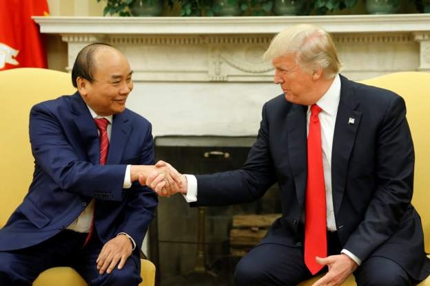 Thủ tướng thăm Hoa Kỳ: “Nâng cao vai trò và vị thế quốc tế của Việt Nam” - 1 Chuyến thăm của Thủ tướng Nguyễn Xuân Phúc tới Hoa Kỳ đã đạt được nhiều kết quả và ý nghĩa quan trọng. Tổng thống Donald Trump khẳng định sẽ thăm song phương Việt Nam nhân dịp dự Cấp cao APEC 2017 tại Việt Nam (ảnh: Reuters)