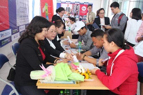 TP HCM khó thiếu hụt lao động sau Tết - 1
Người lao động tìm việc tại Ngày hội Việc làm do Trung tâm Dịch vụ việc làm TP HCM tổ chức