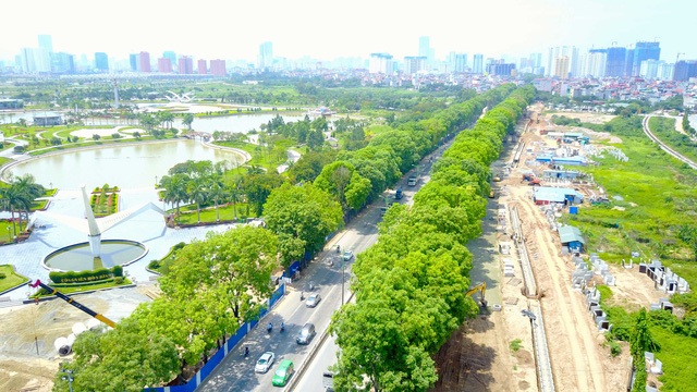 Dự án đầu tư mở rộng đường vành đai 3 đoạn Mai Dịch – Cầu Thăng Long do Ban quản lý đầu tư xây dựng công trình giao thông Hà Nội làm chủ đầu tư. Theo kế hoạch, để thi công tuyến đường này, hơn 1.300 cây xanh thuộc diện phải đánh chuyển, di dời, chặt hạ trước ngày 30/9. (Ảnh: Toàn Vũ)