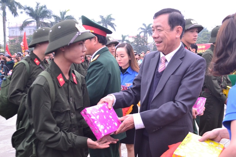 Cái nắm tay lưu luyến tiễn tân binh lên đường - 12 Ông Mai Thức, Phó Chủ tịch UBND tỉnh Quảng Trị tặng quà cho các tân binh