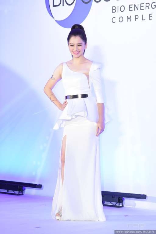 Từ Nhược Tuyên lên tiếng về việc quay lại làm việc giúp chồng trả nợ - 12
Cũng tại sự kiện này, Từ Nhược Tuyên nhận được câu hỏi về tin đồn Lâm Chí Linh tái hợp với người cũ Ngôn Thừa Húc. Cô nói: Họ là bạn tốt của tôi. Tôi chúc phúc cho hai người. Họ sẽ là một cặp đôi rất ngọt ngào. Giống như họ, tôi cũng là người của công chúng. Tôi không có thói quen can thiệp vào đời tư của người khác.