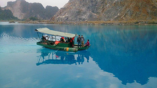 
Sau khi loạt hình ảnh hai cô gái ăn mặc hở hang lội xuống nước, dùng bè tự chế ra giữa hồ nước có màu xanh bất thường, lan truyền trên mạng, chính quyền Hải Phòng đã phải thông báo lại lệnh cấm tại đây. Theo đó rào kín xung quanh hồ, cấm các hoạt động vui chơi, đặc biệt cấm hành vi quay phim chụp ảnh tại đây. Nguyên nhân là do hồ nước nhân tạo này rất sâu, địa chất quanh hồ bất ổn, có thể gây nguy hiểm cho con người. (Ảnh: Thu Hằng)
