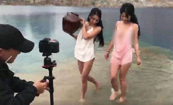 Cố ý khoe thân để nhanh chóng được biết đến là kiểu “ăn xổi”! - 2 Hậu trường bộ ảnh Tuyệt tình cốc khiến dân cư mạng nổi sóng.