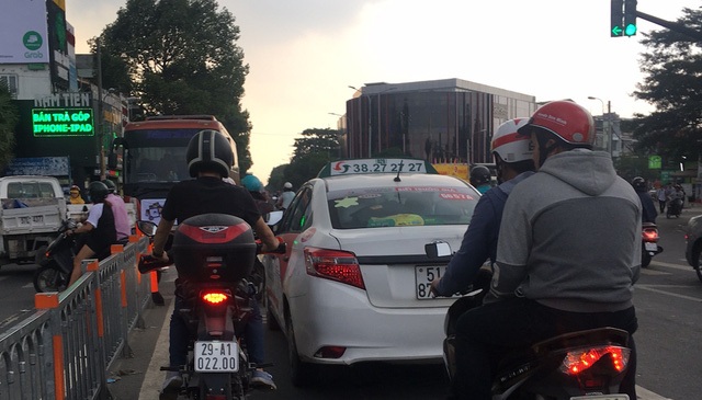 Tài xế taxi dán khẩu hiệu phản đối Uber, Grab: Bộ Công Thương đang xem xét xử lý - 1
Đến chiều 8/10, nhiều tài xế đã tự tháo khẩu hiệu dán sau xe vì cho rằng lãnh đạo công ty nói tài xế bộc phát là không đúng.