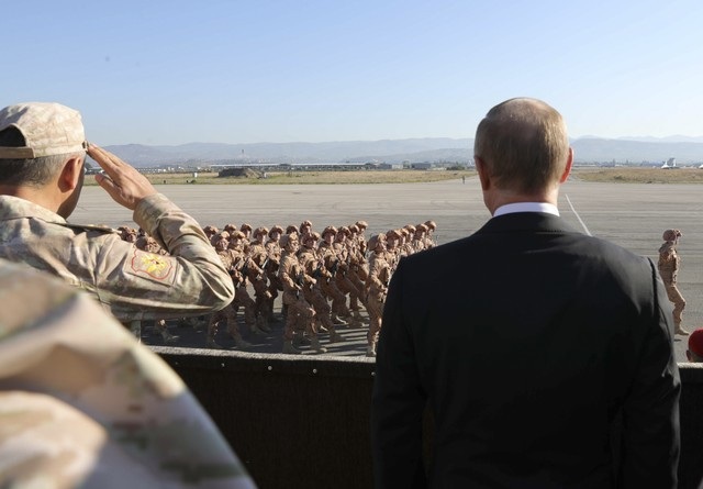 Ông Putin ngắm dàn hộ tống Su-30 từ chuyên cơ thăm đột xuất Syria - 4
(Ảnh: Reuters)