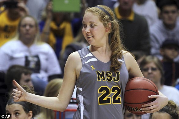 Những thiên thần mắc căn bệnh ung thư vô phương cứu chữa - 2 Lauren Hill, 19 tuổi, đã hoàn thành giấc mơ được chơi bóng rổ trong trường đại học Mount St Joseph chỉ một thời gian ngắn tước khi mất vào tháng Tư vì DIPG