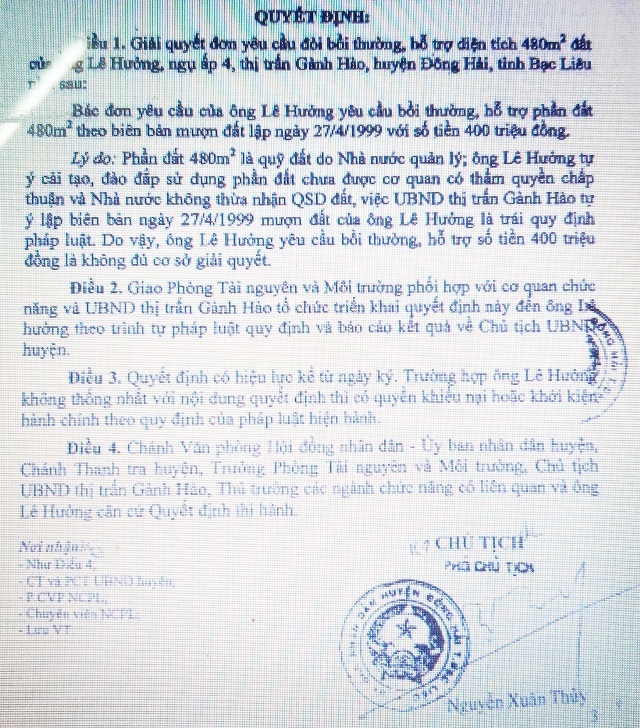 Mượn đất của dân, 17 năm sau tuyên bố không trả: "Vừa thất hứa với dân, vừa phạm luật" - 5 2 lần ông Nguyễn Xuân Thủy- Phó Chủ tịch Ủy ban Nhân dân huyện Đông Hải ký bác đơn giải quyết yêu cầu đòi bồi thường, hỗ trợ đất của ông Lê Hưởng.
