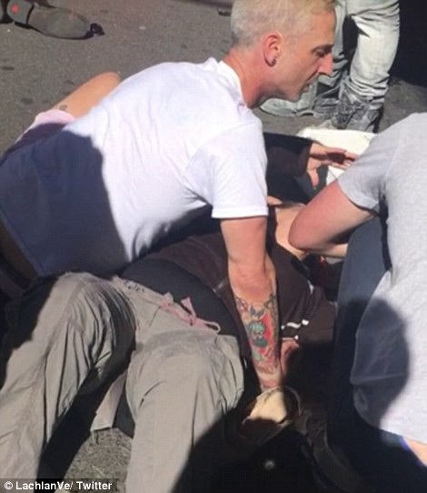 Những bức ảnh chụp từ hiện trường cho thấy những người bị thương nằm la liệt trên đường trước khi lực lượng cứu hộ và cảnh sát xuất hiện. (Ảnh: Dailymail)