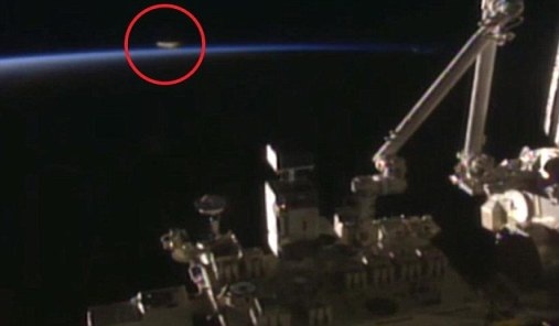 Ghi được cảnh UFO bay vọt qua trạm ISS? - 1 
Vật thể lạ (khoanh đỏ) bay gần ISS.