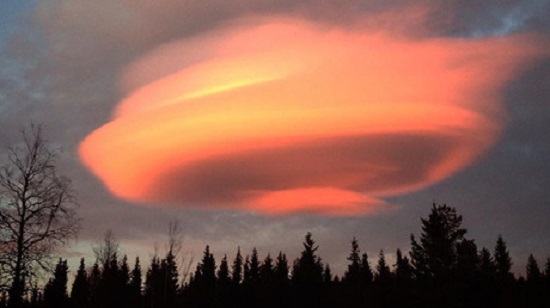 
Đám mây màu cam kỳ lạ xuất hiện ở Thụy Điển.
