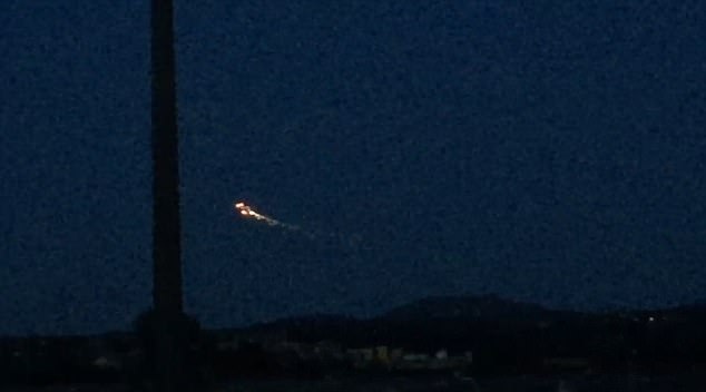 Chùm sáng kỳ lạ di chuyển trên bầu trời Anh - 1 
Chùm sáng bí ẩn di chuyển trên bầu trời Anh. (Ảnh: Dailymail)