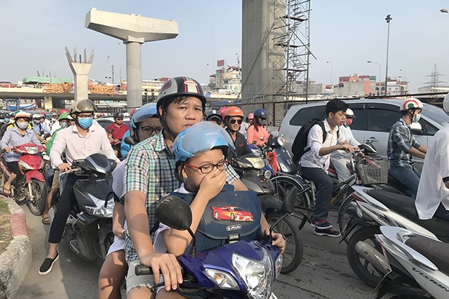 Trả tiền lẻ qua trạm thu phí “lây” đến Quốc lộ 5 và giẫm đạp, cướp tiền trong ngày Rằm - 3 Sau ngày nghỉ lễ 2/9, cùng với việc hàng vạn học sinh đến trường sớm dự lễ khai giảng, khiến nhiều truyến phố trên địa bàn TP Hà Nội sáng nay bị ùn tắc nghiêm trọng trong sáng 5/9. (Ảnh: Quang Phong)