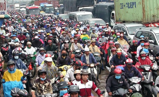 14 căn nhà trôi tuột xuống sông và cổng tỉnh 200 tỷ đồng - 2 Hàng vạn người đổ về quê, đi du lịch trong dịp nghỉ lễ 30/4 và 1/5 khiến các tuyến đường hướng ra cửa ngõ ở Hà Nội, TP Hồ Chí Minh bị ùn tắc nghiêm trọng. (Ảnh: Đăng Lê)