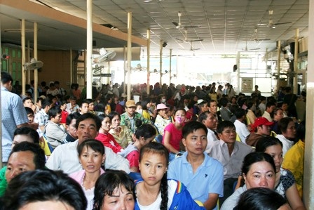 Bệnh viện Ung Bướu lý giải "đã làm đúng quy định" - 2 Ung Bướu lâu nay luôn trong tình trạng quá tải người bệnh, thiếu trang thiết bị