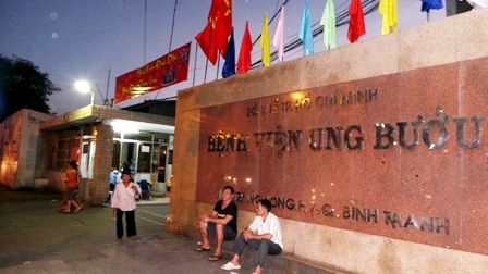 Bệnh viện Ung Bướu lý giải "đã làm đúng quy định" - 1
Bệnh viện cho biết đang chờ kết luận để sớm có thiết bị phục vụ người bệnh