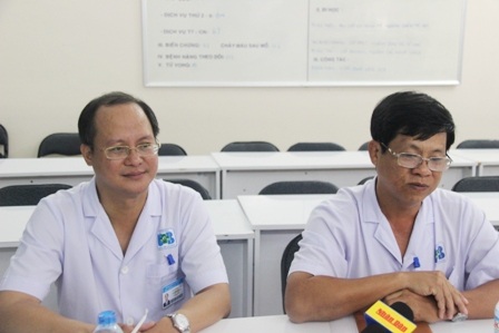 “Bác” thông tin kỷ luật điều dưỡng cứu bệnh nhân trên sàn nhà - 2 BS Lê Anh Tuấn (người ngồi bên trái) khẳng định, không có việc điều dưỡng Thanh bị kỷ luật