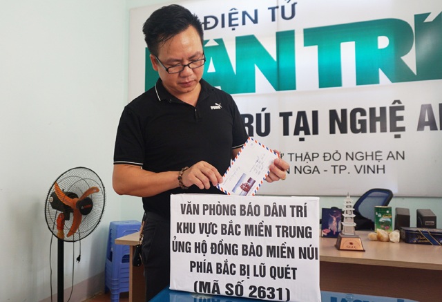 Bạn đọc Dân trí đã ủng hộ hơn 1,7 tỷ đồng giúp đỡ đồng bào miền núi bị lũ quét - 15
Phó trưởng PV báo Dân trí tại Bắc Miền Trung Nguyễn Văn Phê ngoài ủng hộ 2 ngày lương giúp đồng bào miền núi còn tham gia ủng hộ thêm với số tiền 1 triệu đồng