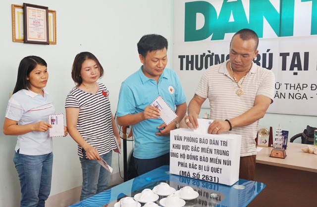 Bạn đọc Dân trí đã ủng hộ hơn 1,7 tỷ đồng giúp đỡ đồng bào miền núi bị lũ quét - 14
Bạn đọc Dân trí tại Nghệ An tham gia ủng hộ đồng bào miền núi bị lũ quét