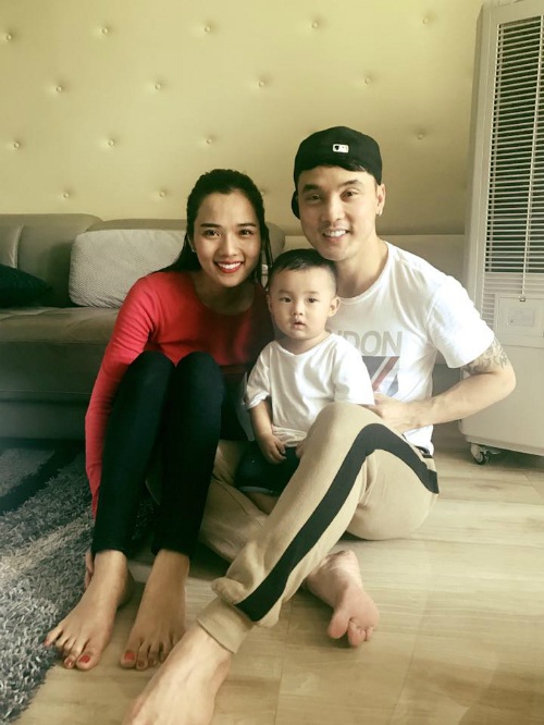 Angela Phương Trinh khoe ảnh “giường chiếu”; Trấn Thành cùng vợ "du hí" Hàn Quốc - 3
Gia đình Ưng Hoàng Phúc - Kim Cương làm lễ thôi nôi cho con trai đầu lòng của nam ca sĩ.