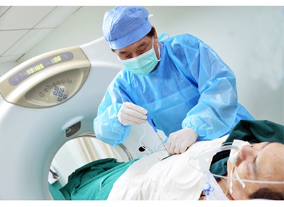 “Đánh trúng” khối u nhờ nhiều kỹ thuật xâm lấn tối thiểu - 1 Các kỹ thuật xâm lấn tối thiểu được ứng dụng, dưới sự hướng dẫn của chẩn đoán hình ảnh cho phép định vị, đánh trúng đích khối u, ít tổn thương mô lành xung quanh.