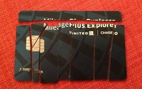 Tức giận, người dùng đồng loạt đánh giá “1 sao” cho ứng dụng của United Airlines - 2 Khách hàng United Airlines đua nhau cắt thẻ thành viên để phản đối hãng hàng không này