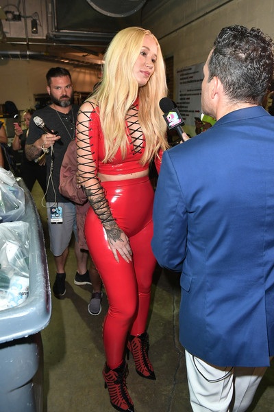 
Cô cũng là một trong số ít những rapper nữ da trắng thành công trong làng nhạc thế giới
