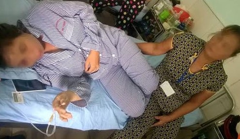 Vợ tố bị chồng đổ thuốc diệt chuột vào miệng - 1 Chị L tại bệnh viện (ảnh CTV)