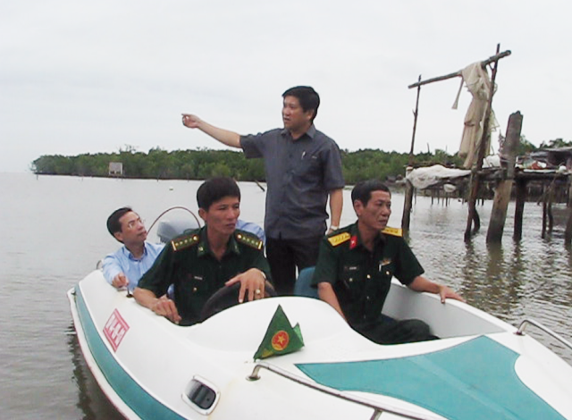 Chỉ rõ những hạn chế trong công tác ứng phó thiên tai ở Cà Mau - 1 Ông Lê Văn Sử- Phó Chủ tịch tỉnh Cà Mau cùng lãnh đạo Tổng cục Phòng, chống thiên tai và lực lượng Bộ đội Biên phòng đi kiểm tra công tác ứng phó áp thấp nhiệt đới vào ngày 1/11 vừa qua tại huyện Ngọc Hiển.