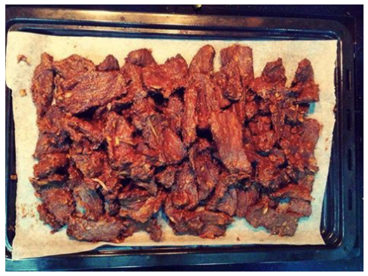 “Sau khi ướp thịt bò, nhớ bọc kín để thịt trong ngăn mát tủ lạnh ít nhất 2 tiếng hoặc qua đêm để thịt ngấm trọn vị đậm đà” – Phan Anh chia sẻ. Nguồn: Esheep Kitchen
