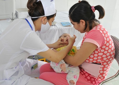 Trẻ em cần được uống đủ 3 liều vắc xin để phòng ngừa nguy cơ bệnh bại liệt. Ảnh: N.Đ