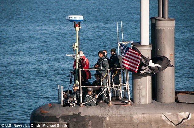 Hình ảnh lá cờ cướp biển tung bay trên tàu ngầm hạt nhân Mỹ khiến cho chúng ta được chứng kiến sự quyết tâm và sức mạnh của lực lượng quốc phòng Mỹ. Với bức hình này, chúng ta có thể cảm nhận được sự phấn khích trong những trận chiến quan trọng và tuyệt vời của lực lượng này.