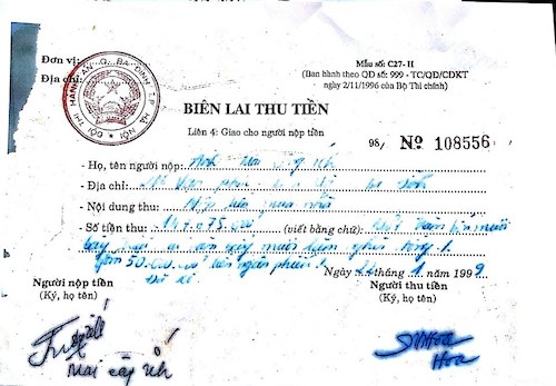 
Việc nộp tiền vào Chi cục Thi hành án quận Ba Đình của ông Ích còn nguyên biên lai đóng dấu đỏ từ năm 1999.
