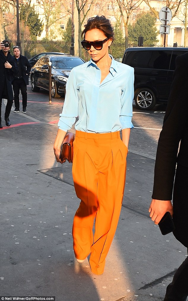 Victoria Beckham lộ thân hình mong manh trong trang phục rực rỡ - 1
Victoria Beckham diện trang phục nổi bật và thanh lịch dự tuần lễ thời trang cao cấp Paris ngày 22/1 vừa qua