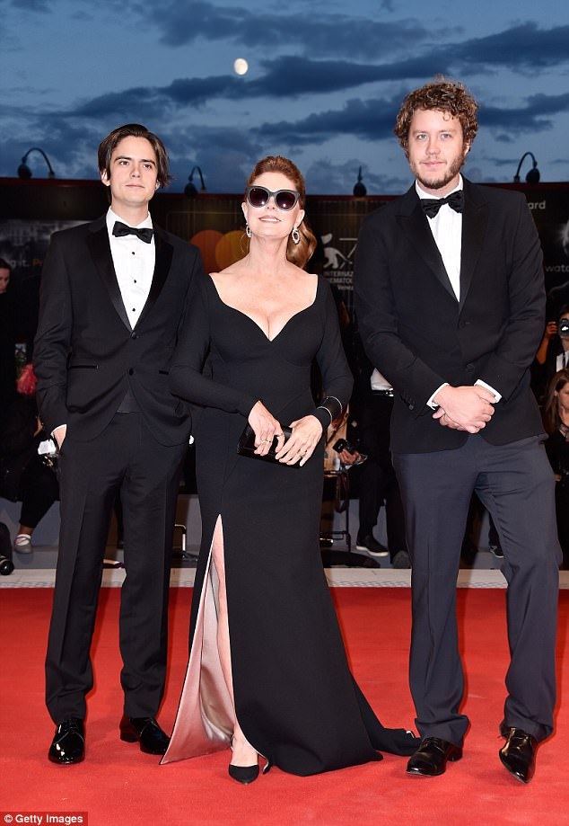 70 tuổi, Susan Sarandon vẫn khoe ngực khủng - 2
Nữ diễn viên từng giành giải Oscar diện bộ váy đen khoe vòng một khủng