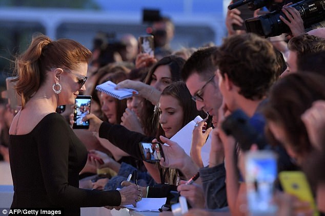 70 tuổi, Susan Sarandon vẫn khoe ngực khủng - 7
Susan xinh đẹp ký tặng fans