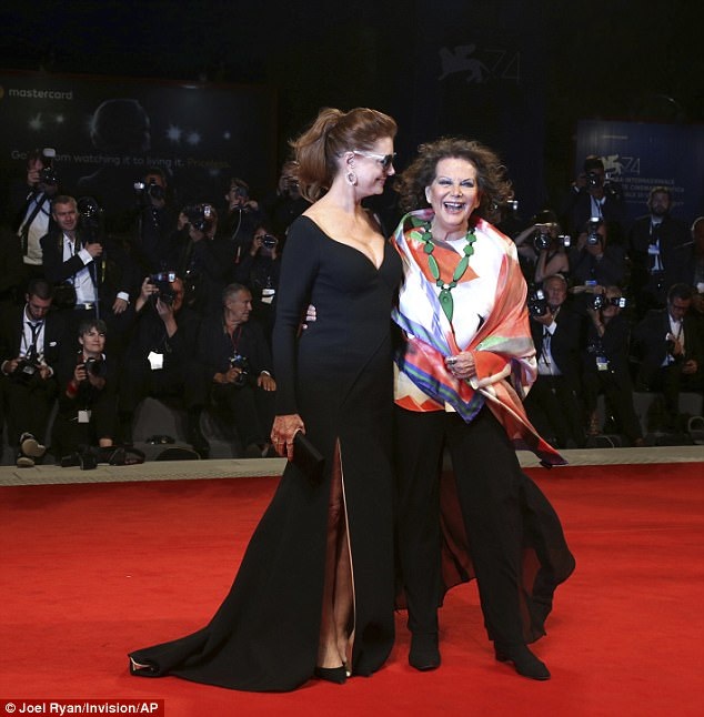 70 tuổi, Susan Sarandon vẫn khoe ngực khủng - 9 70 tuổi, Susan Sarandon vẫn khoe ngực khủng - 9