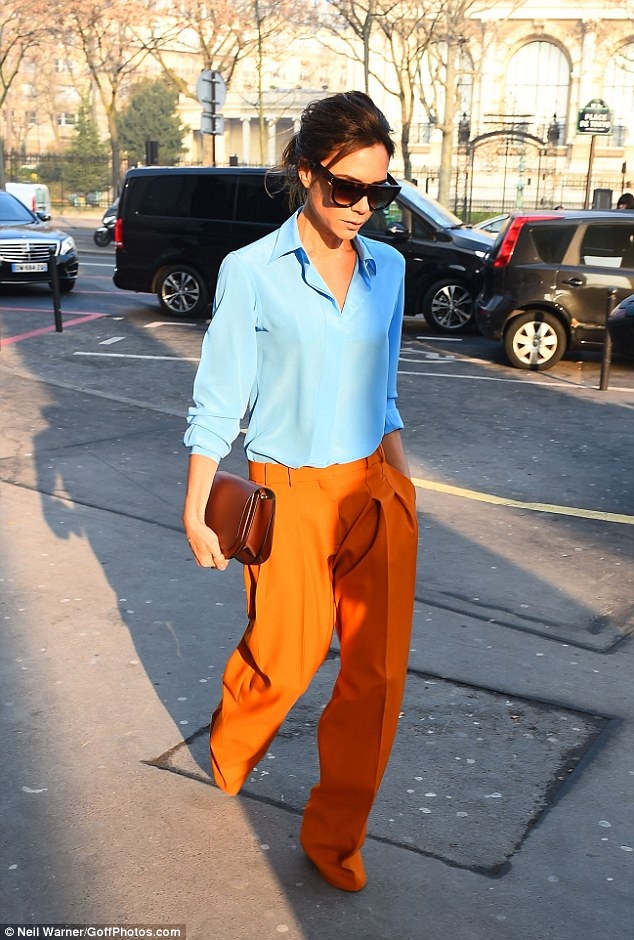 Victoria Beckham lộ thân hình mong manh trong trang phục rực rỡ - 2
Trong trang phục do chính mình thiết kế, nhà tạu mẫu 42 tuổi để lộ vóc dáng gầy gò