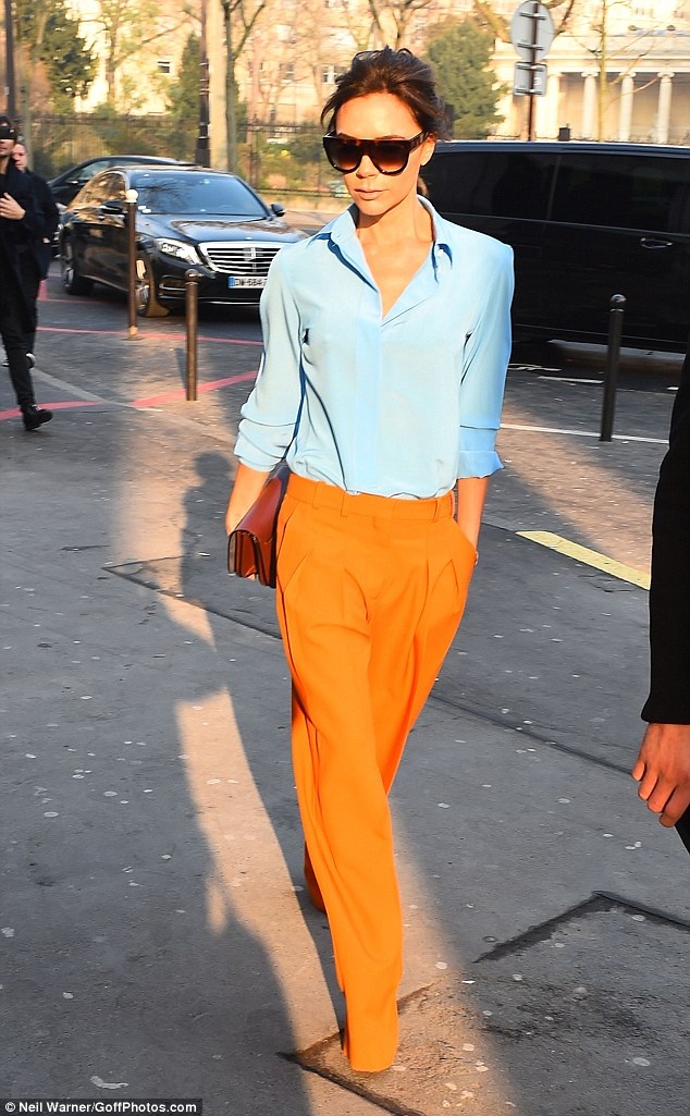 Victoria Beckham lộ thân hình mong manh trong trang phục rực rỡ - 3
Victoria Beckham thường xuyên diện đồ do chính cô thiết kế như một cách lăng xê hiệu quả cho thương hiệu của mình