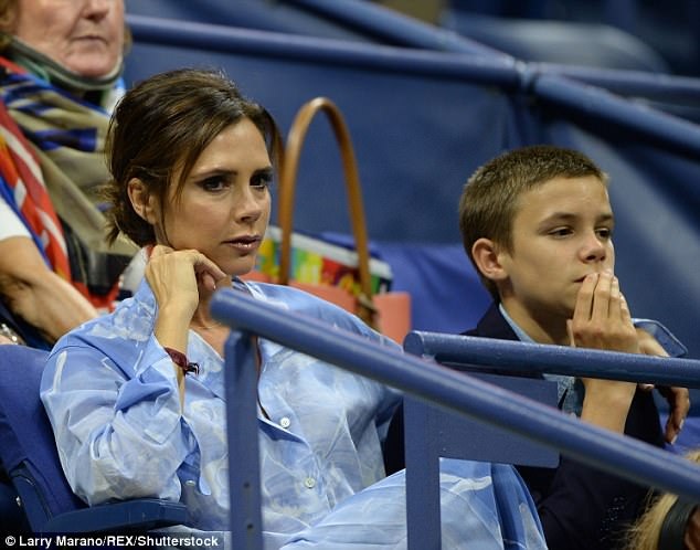 Victoria Beckham sành điệu đi xem tennis - 4
Hai mẹ conlà tâm điểm thu hút sự chú ý của cánh săn ảnh