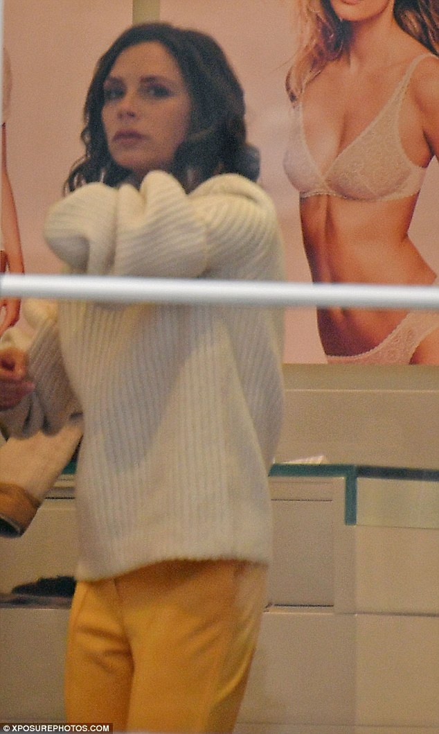 
Với 4 đứa con lớn nhỏ, Vic rất bận rộn nhưng cô vẫn luôn nỗ lực để cân đối giữa việc gia đình và phát triển sự nghiệp kinh doanh thời trang
