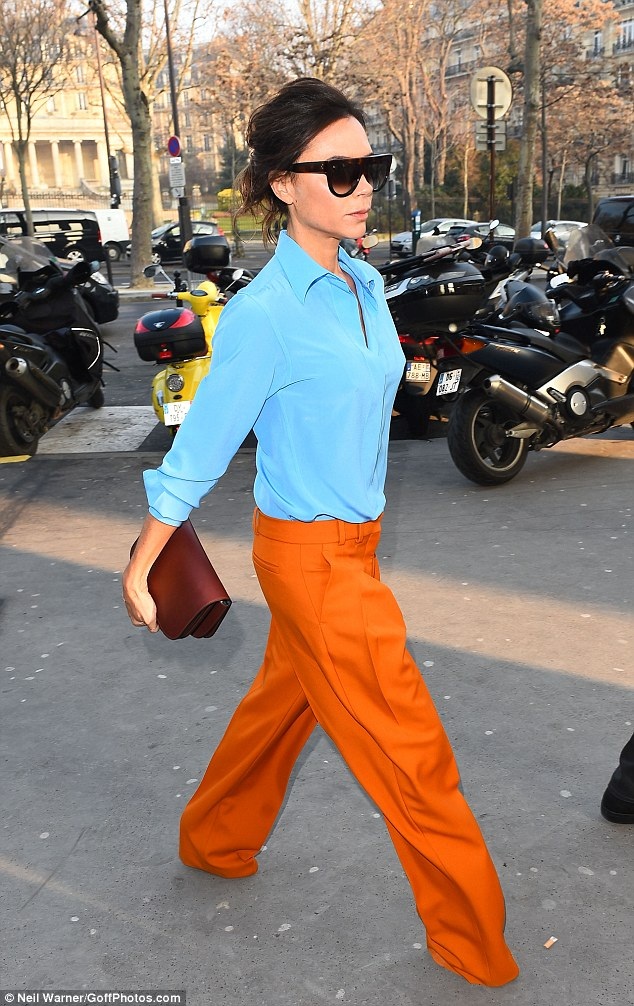 Victoria Beckham lộ thân hình mong manh trong trang phục rực rỡ - 5
Victoria Beckham phủ nhận tin đồn ăn kiêng quá đà mà cho biết, cô tập thể dục bằng việc chạy theo các con mỗi ngày